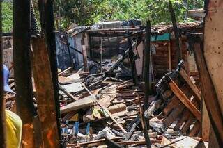 Restos da favela do Mandela após o incêndio que atingiu a comunidade no ano passado (Foto: Arquivo/Henrique Kawaminami)