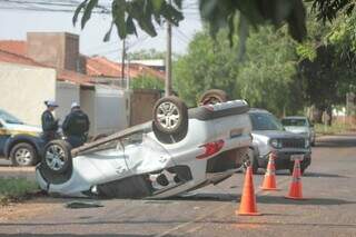 Peugeot capotado e Jeep aos fundos, no cruzamento sem sinalização (Foto: Marcos Maluf)