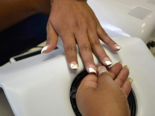 Estudante realiza aula prática de manicure em minicurso gratuito. (Foto: Arquivo/Campo Grande News)