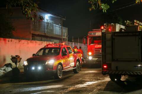 Suspeita de curto-circuito causa incêndio em imóvel no Bairro Amambaí