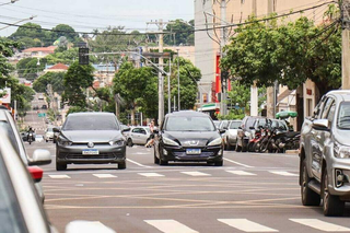 Movimento de veículos na área central de Campo Grande. (Foto: Arquivo/Henrique Kawaminami)