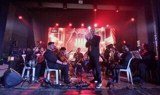 Público se surpreendeu ao encontrar uma orquestra executando arranjos de rock clássico no palco do bar. (Foto: Ângela Kempfer)