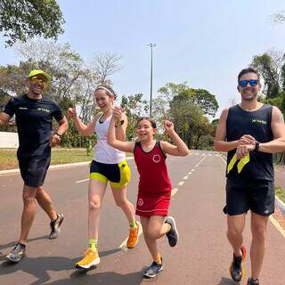 Cláudia comemora ao lado da filha e de dois amigos ao completar o desafio. (Foto: Arquivo pessoal)