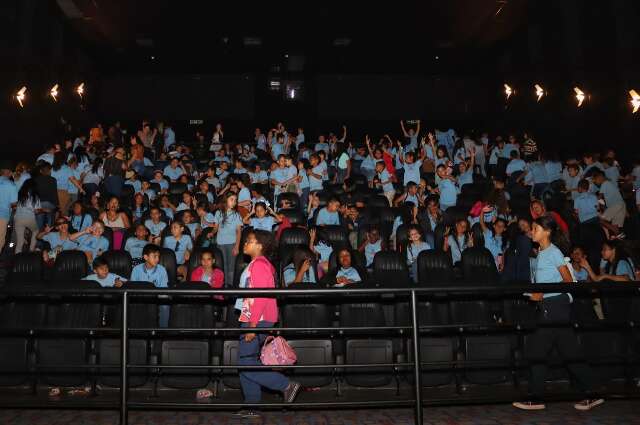 Com apoio, 208 crian&ccedil;as do Noroeste t&ecirc;m tarde de cinema e fast food