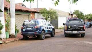 Viaturas da Derf em frente a casa do idoso onde o crime aconteceu (Foto: Alex Machado)