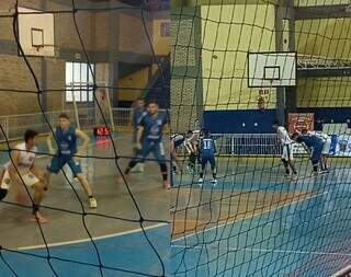 Atletas disputando partidas do estadual de basquete adulto em Aquidauana (Foto: Divulgação)