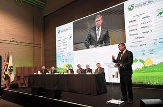 Governador durante discurso no congresso do setor de celulose em SP (Foto: Bruno Chaves/Divulgação)