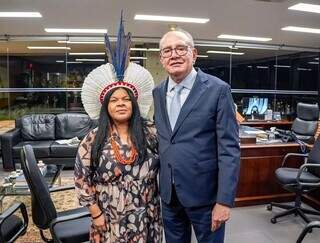 Ministra dos Povos Indígenas, Sonia Guajajara ao lado do ministro do STF, Gilmar Mendes (Foto: Mre Gavião/Ascom MPI)