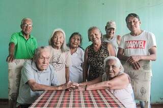 Gabriel e Lídia (de mãos dadas) ao lado da família em Campo Grande. (Foto: Marcos Maluf)