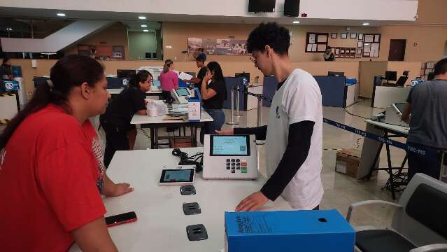 Presidentes de mesa come&ccedil;am a retirar urnas: &quot;sistema seguro&quot;