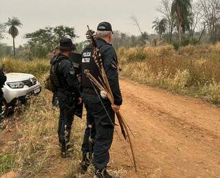 Policiais na área onde ainda existe a Fazenda Barra, palco de confronto com morte (Foto: Divulgação)