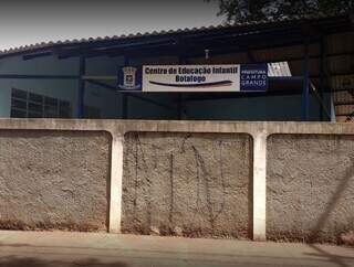 Fachada da Escola Muncipal do Jardim Botafogo. (Foto: Reprodução)