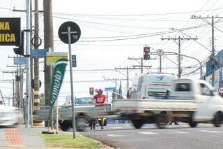 No outro lado, para quem sai do ônibus, faixa fica a cerca de 150 metros (Foto: Henrique Kawaminami)