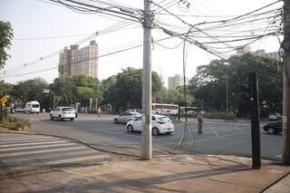 Fios soltos após rompimento por caminhão na Avenida Afonso Pena. (Foto: Paulo Francis)