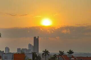 Sol já brilhava forte em meio à fumaça por volta das 6h do primeiro dia do mês (Foto: Henrique Kawaminami)