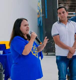 Prefeita eleita discursando ao lado do vice em Bataguassu (Foto: Divulgação)