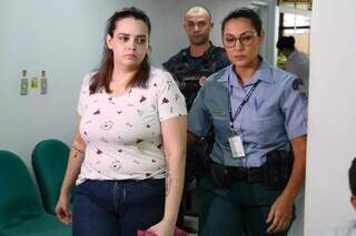 Stephanie de Jesus da Silva é escoltada até audiência realizada em maio de 2023 (Foto: Campo Grande News/Arquivo)