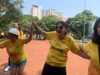 Irene Brites, em evento da Semana do Idoso, na praça Ary Coelho (Foto: Natália Olliver)