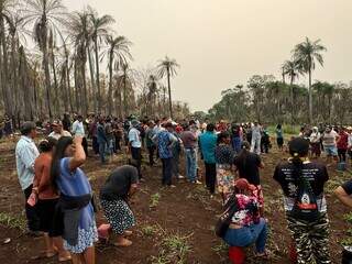 Indígenas reunidos em área do Território Nhanderu Marangatu (Foto: Divulgação/Cimi)