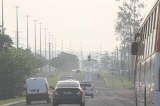 Fumaça das queimadas toma conta da Avenida Ministro João Arinos (Foto: Henrique Kawaminami)