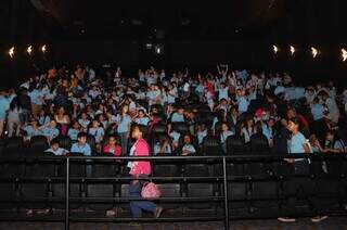 Alunos Escola Municipal Senador Rachid Saldanha Derzi no cinema (Foto: Osmar Veiga)