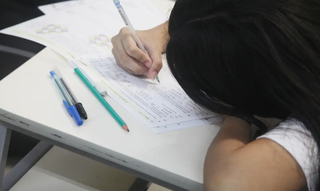 Estudante responde a caderno de questões do Enem. (Foto: Alexandre Campbell/Agência Brasil)