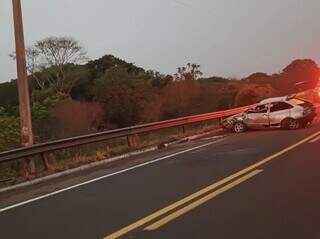 Carro onde estavam adolescentes parado às margens da rodovia (Foto: Cenário MS)