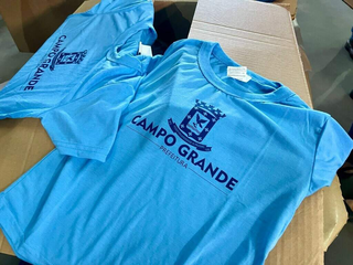 Camiseta azul com o símbolo oficial de Campo Grande é um dos itens que compõe kit uniforme. (Foto: Arquivo/Campo Grande News)