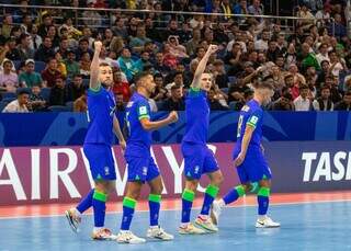 Marcênio (à direita) comemorando gol diante da Ucrânia (Foto: Robertus Pudyanto/Fifa) 