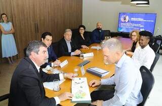 Cônsul-geral dos Estados Unidos em São Paulo, Richard Glenn; governador Eduardo Riedel (PSDB) e secretários (Foto: Saul Schramm/Governo MS)