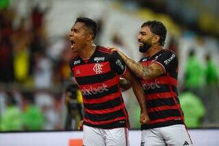 O lateral esquerdo Alex Sandro comemora lance que abriu o placar do confronto com Corinthians, ao lado de Gabigol, no gramado do Maracanã. (Foto: Marcelo Cortes/Flamengo)