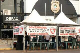 Paralisação de policiais civis na Depac (Delegacia de Pronto Atendimento Comunitário) Centro (Foto: Henrique Kawaminami)