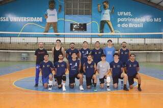 Time de vôlei masculino da UFMS campeão dos Jogos Abertos (Foto: Nélida Navarro)