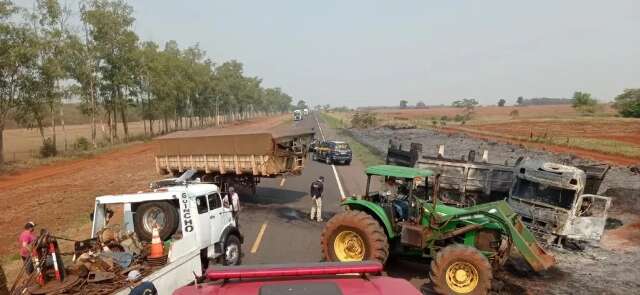 Carreta pega fogo ap&oacute;s sair da pista na BR-267