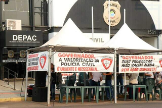 Cartazes pedem valorização da polícia durante paralisação na fachada da Delegacia de Pronto Atendimento Comunitário), em Campo Grande. (Foto: Henrique Kawaminami)