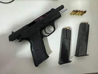 Pistola e carregadores municiados, encontrados na casa de fisiculturista (Foto: Divulgação)