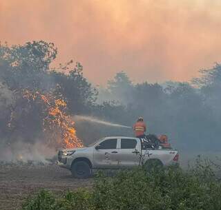 Bombeiro combate incêndio em Aquidauana (Foto: Divulgação/Corpo de Bombeiros)