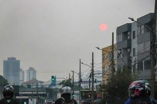 Fumaça e sol difuso nesta quarta-feira (2) na Avenida Fernando Corrêa da Costa, um reflexo dos incêndios florestais que impactam diretamente na saúde da população (Foto: Henrique Kawaminami)