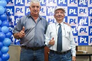 Vice Carlão (esquerda) ao lado do prefeito eleito Doutor Max (Foto: Divulgação)