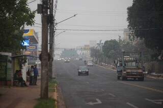 Fumaça registrada na Rua Ceará em Campo Grande nesta quarta-feira (Foto: Paulo Francis) 