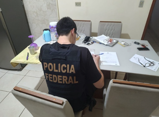 Policial federal durante cumprimento de mandado de busca e apreensão na manha desta quarta-feira (Foto: arquivo / PF) 