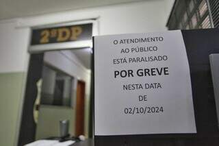 Informativo colado em delegacia avisando da greve (Foto: Paulo Francis)