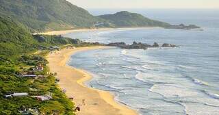 Praia de Florianópolis, um dos destinos preferidos dos campo-grandenses para as férias de final de ano (Foto: Reprodução)