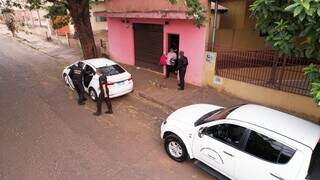 Polícia em um dos endereços alvos da investigação em Campo Grande. (Foto: Divulgação)