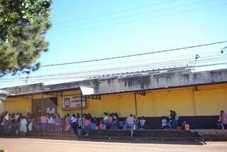 Fila em frente ao Instituto Penal de Campo Grande em dia de visita (Foto/Arquivo/Paulo Francis)