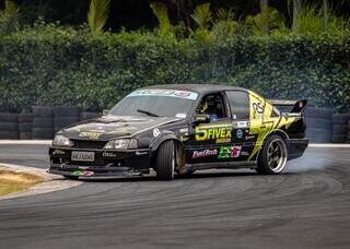 Piloto Hai fazendo manobra de drift em Autódromo (Foto: @fmendesphotography | @diorioft)