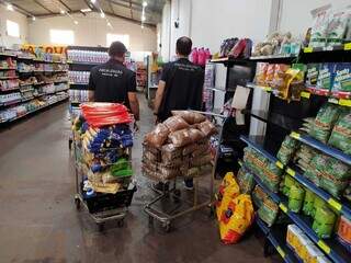 Produtos apreendidos pelos fiscais do Procon em supermercado (Foto: Divulgação/Polícia Civil) 