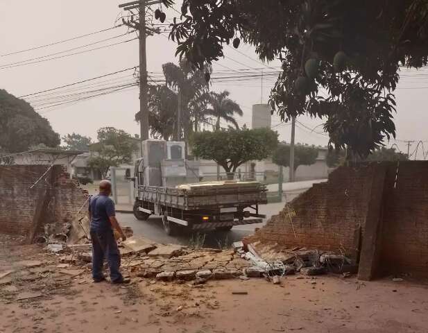 Caminh&atilde;o d&aacute; r&eacute; e acaba com muro de resid&ecirc;ncia na Capital