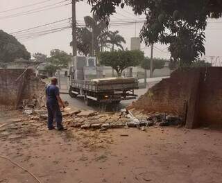 Caminhão parado em frente à casa poucos minutos após bater no muro. (Foto: Direto das Ruas)