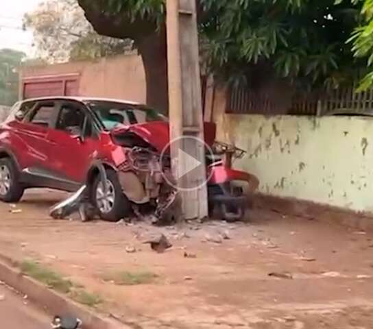 Carro bate em poste, motorista foge e deixa bairro sem luz